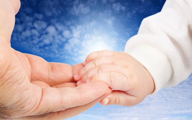 father-holding-a-baby-hand-wallpaper_3715